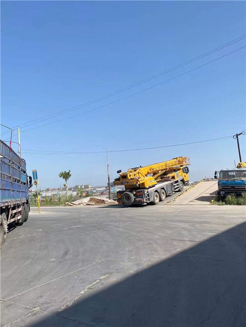 康定市25吨吊车的租赁价格大概是多少？