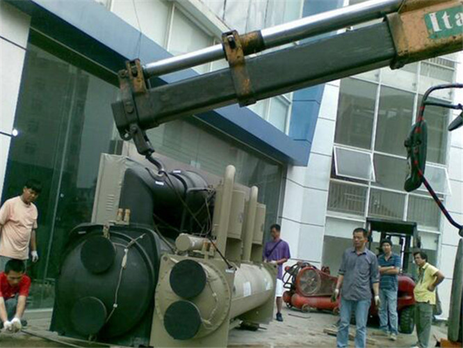 康定市随车吊和汽车吊的核心区别是什么？哪种更省钱？