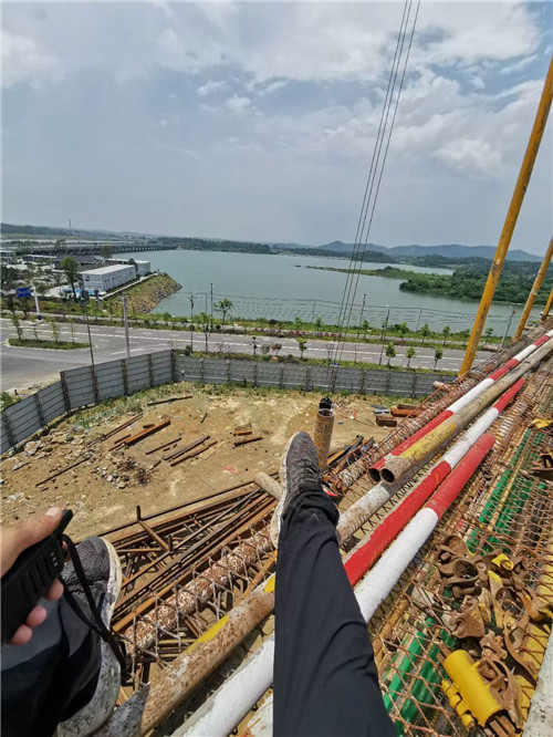 康定市作业中发生设备损坏或人员意外，责任怎么划分？