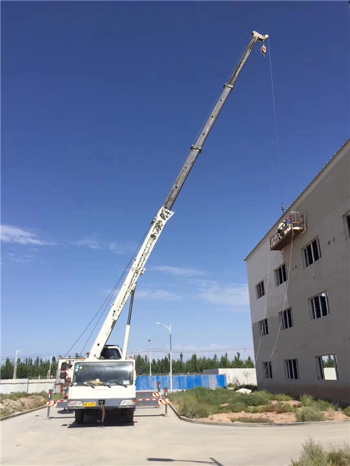 康定市“轻装强干”—— 吊车的 “轻量化臂架” 技术