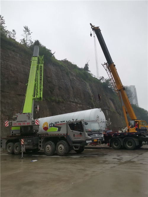 康定市“不怕风雨冻”—— 吊车的 “恶劣环境适应” 技术